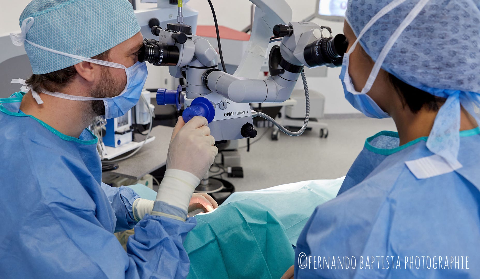 Zwei Augenchirurgen während einer Operation in Mannheim