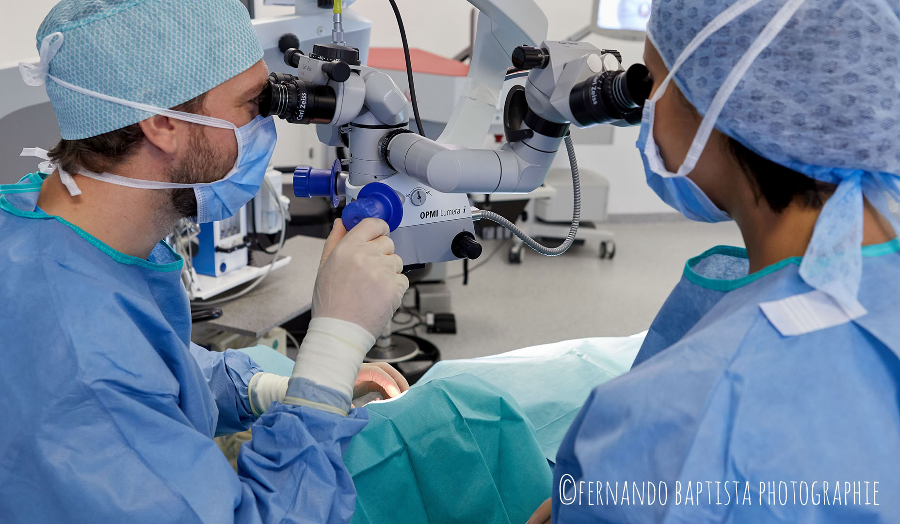 Zwei Augenchirurgen w&auml;hrend einer Operation in Mannheim