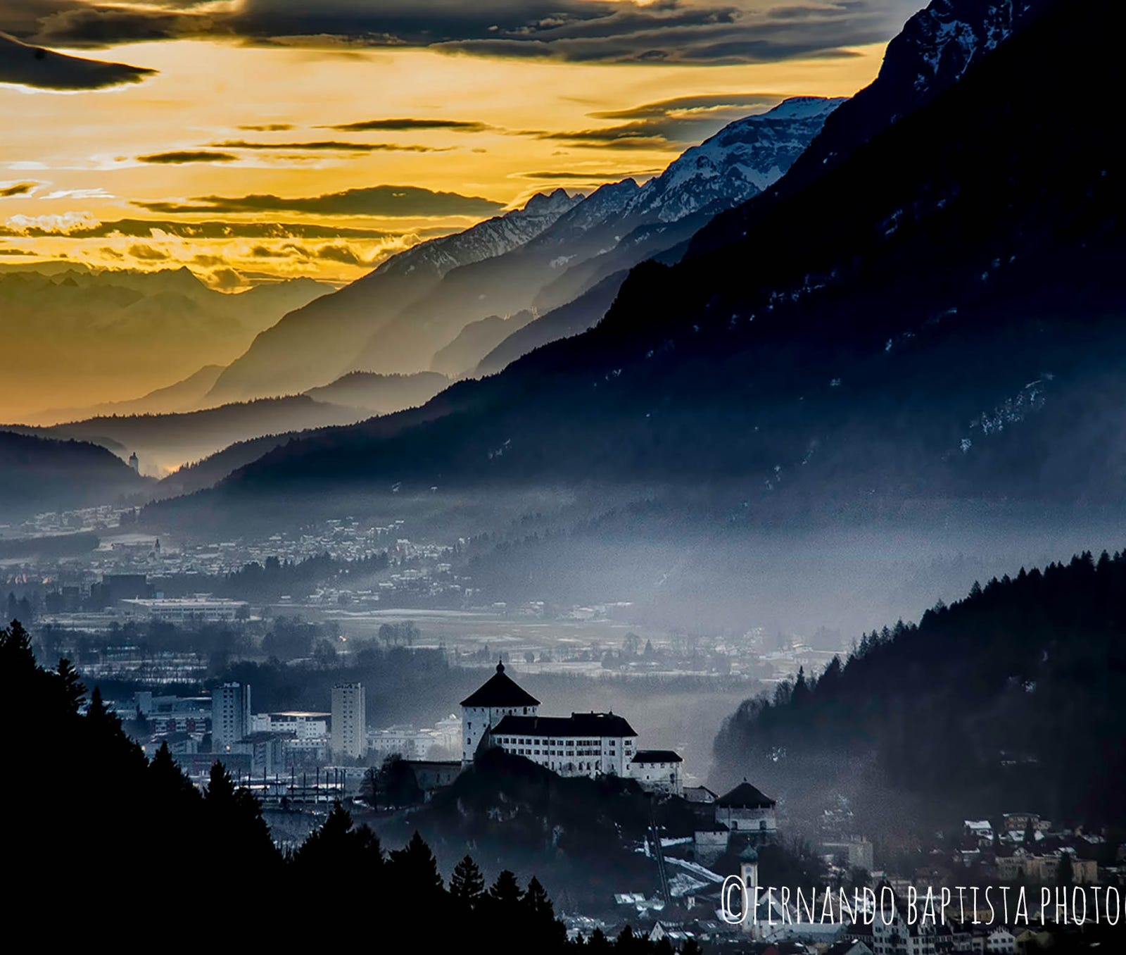 Blick auf die Stadt Kufstein in Österreich mit überwältigender Bergkulisse.