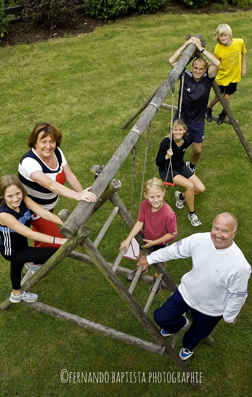 Portrait eine Familie (Großeltern, Eltern Kinder) im Garten 