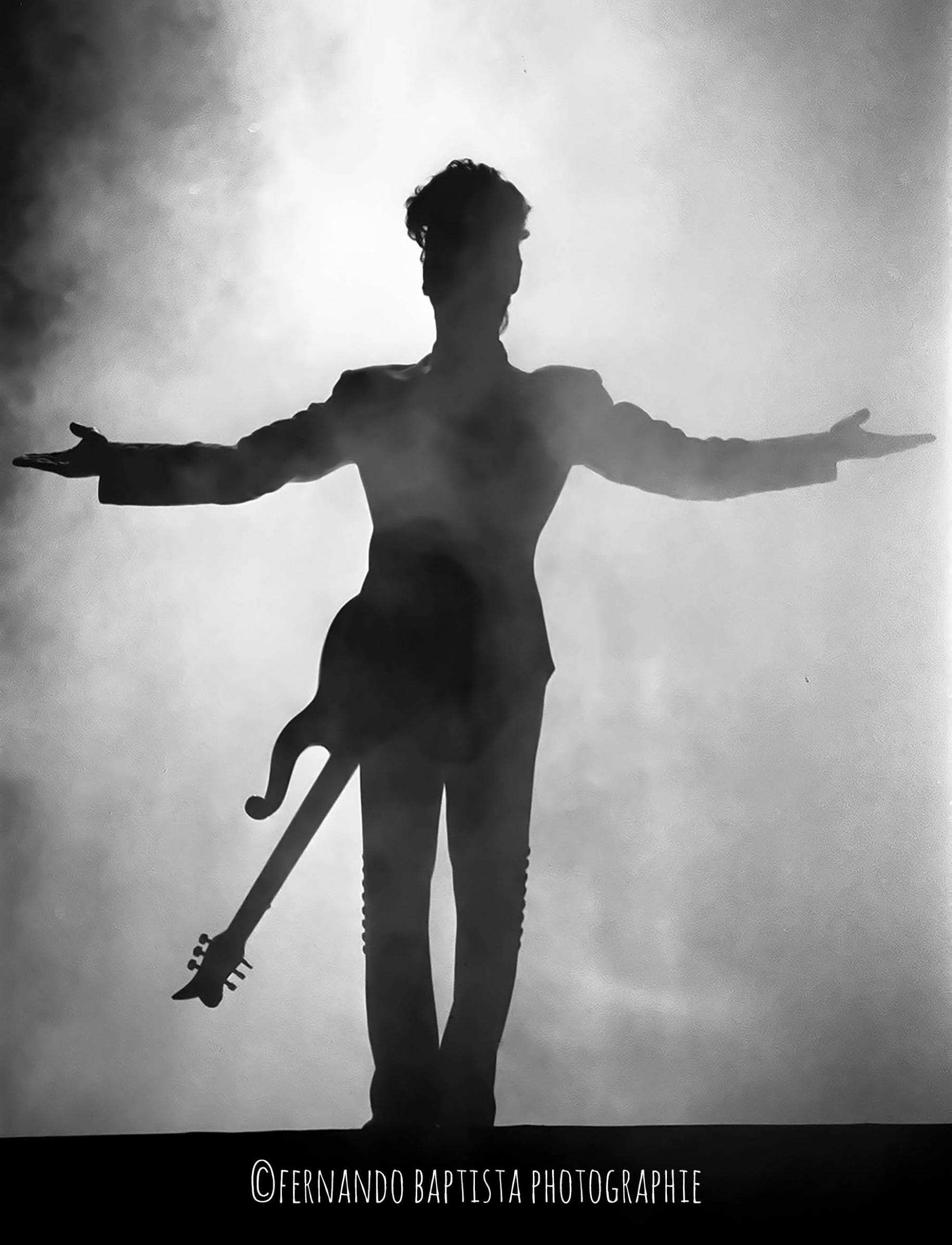 Sillouette von Rocksänger Prince auf der Bühne während eines Konzerts