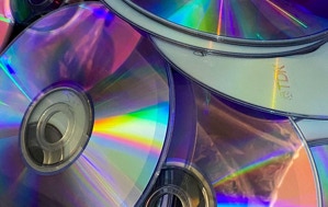 DVDs liegen in einem Mülleimer zur Entsorgung