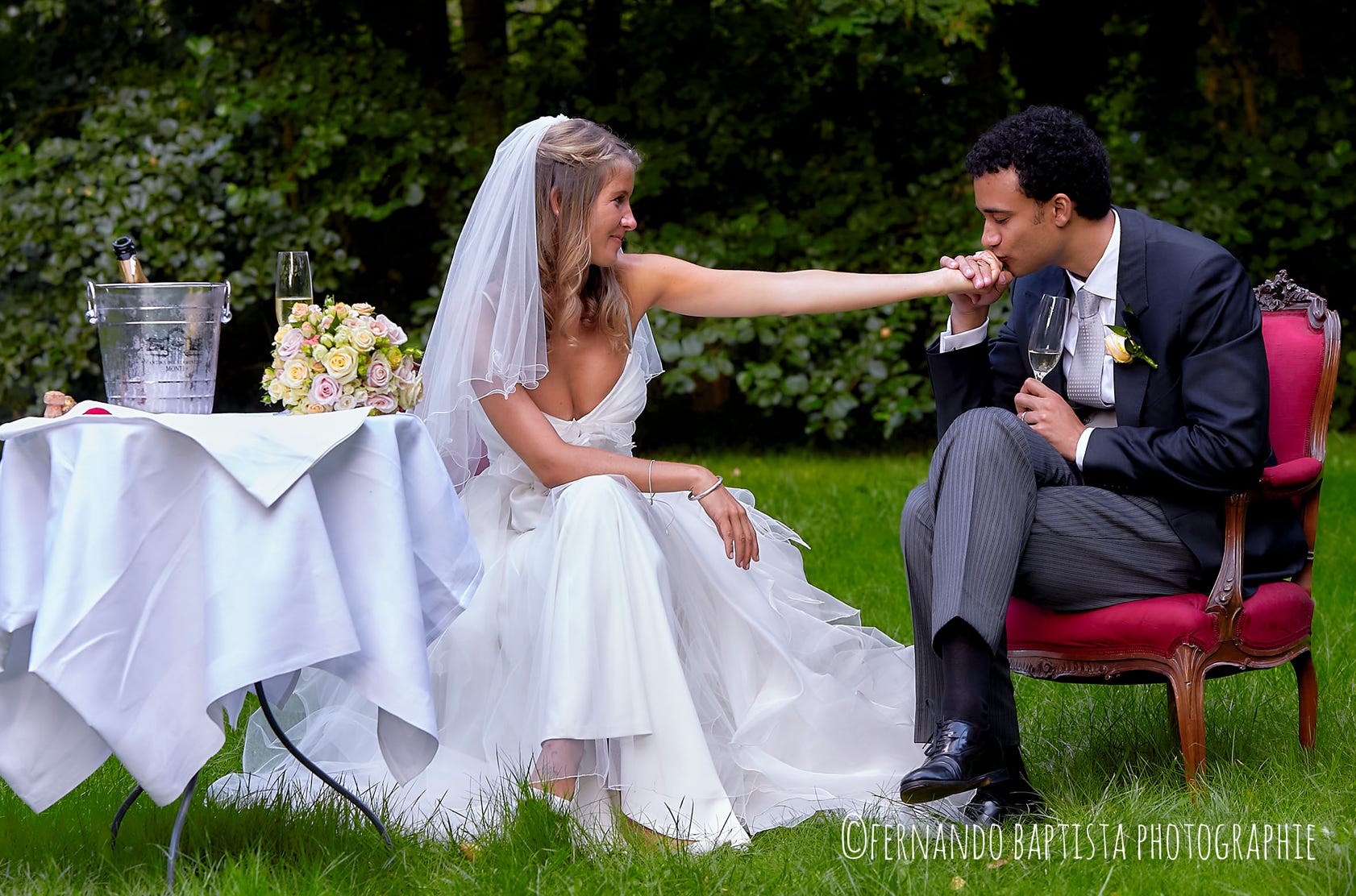 Portrai eines Hochzeitpaares auf einer Wiese mit Tisch und Stuhl