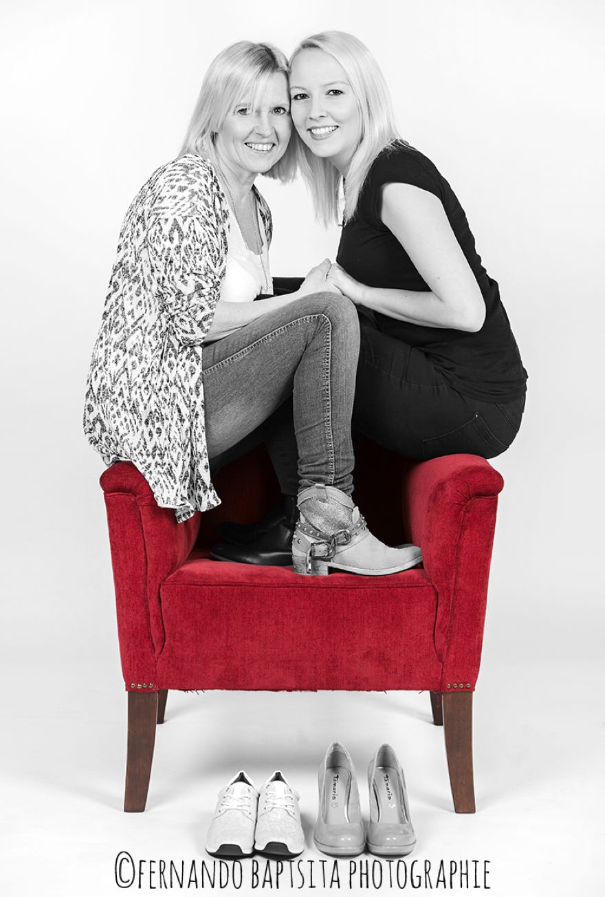 Der rote Sessel, Melanie und Christiane Weimar