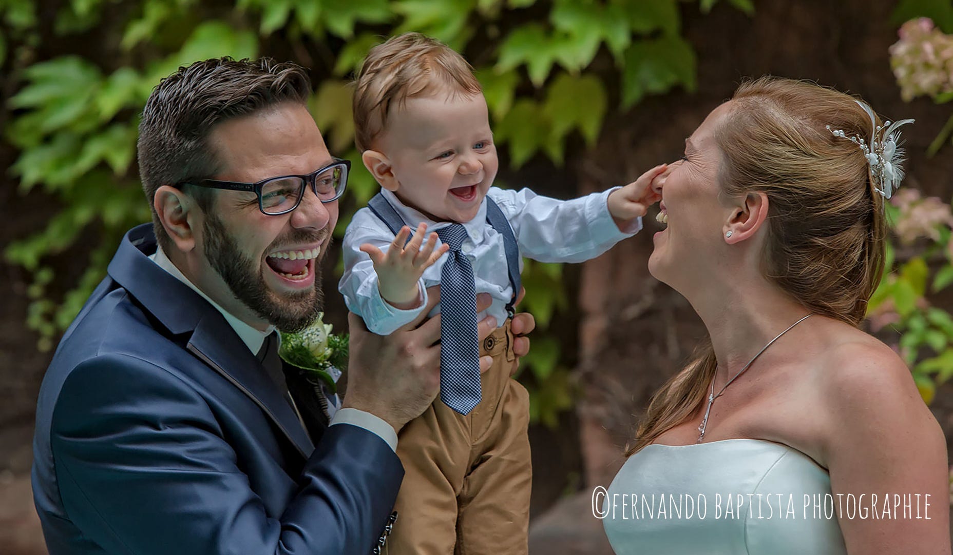 Junges Ehepaar mit ihrem Nachwuchs vor der Hochzeit