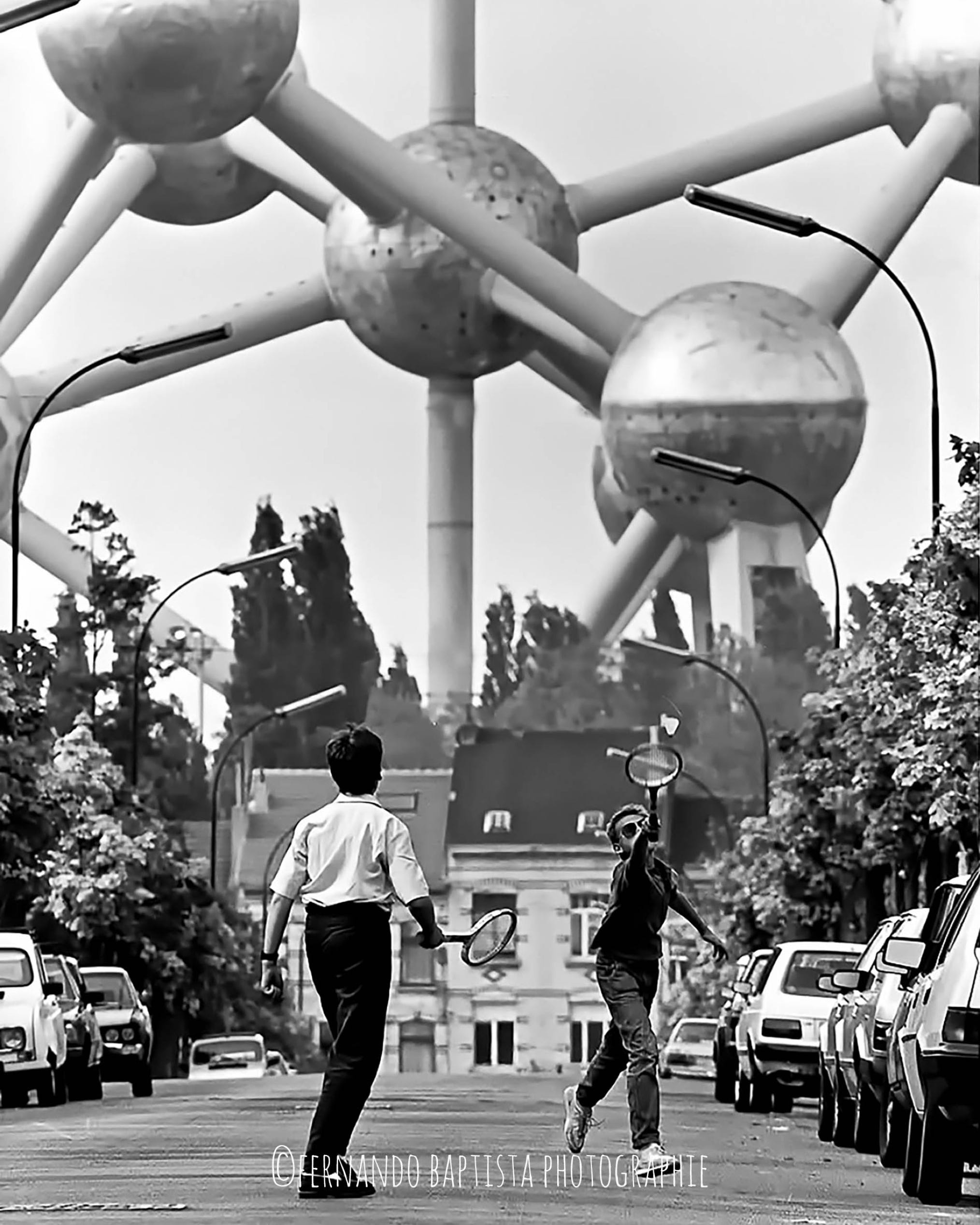 Zwei Jungen spielen Federball im Schatten des Atomiums in Brüssel