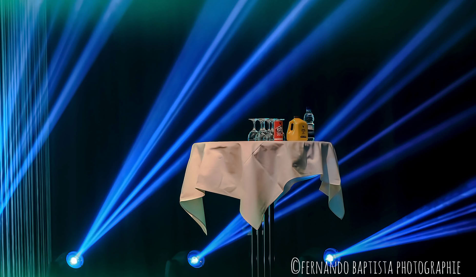 Stehtisch mit Produkten auf einer B&uuml;hne, w&auml;hrend einer Pr&auml;sentation